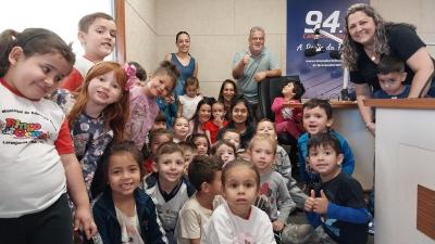 Pequenos Comunicadores em AÃ§Ã£o: Alunos do CMEI Pingo de Gente Visitam a Campo Aberto FM
